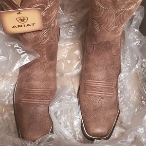Ariat Round Up Square Toe Boots